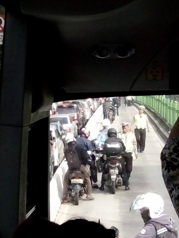 kejebak antara Busway dan Polisi © 2016 brilio.net