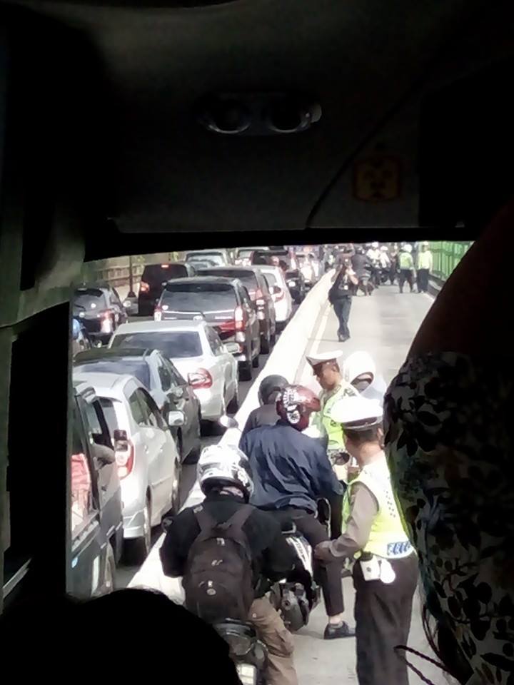 kejebak antara Busway dan Polisi © 2016 brilio.net