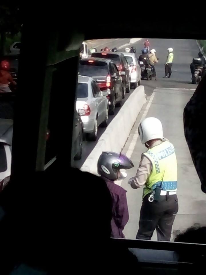 kejebak antara Busway dan Polisi © 2016 brilio.net