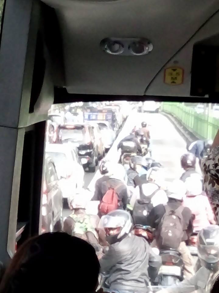 kejebak antara Busway dan Polisi © 2016 brilio.net