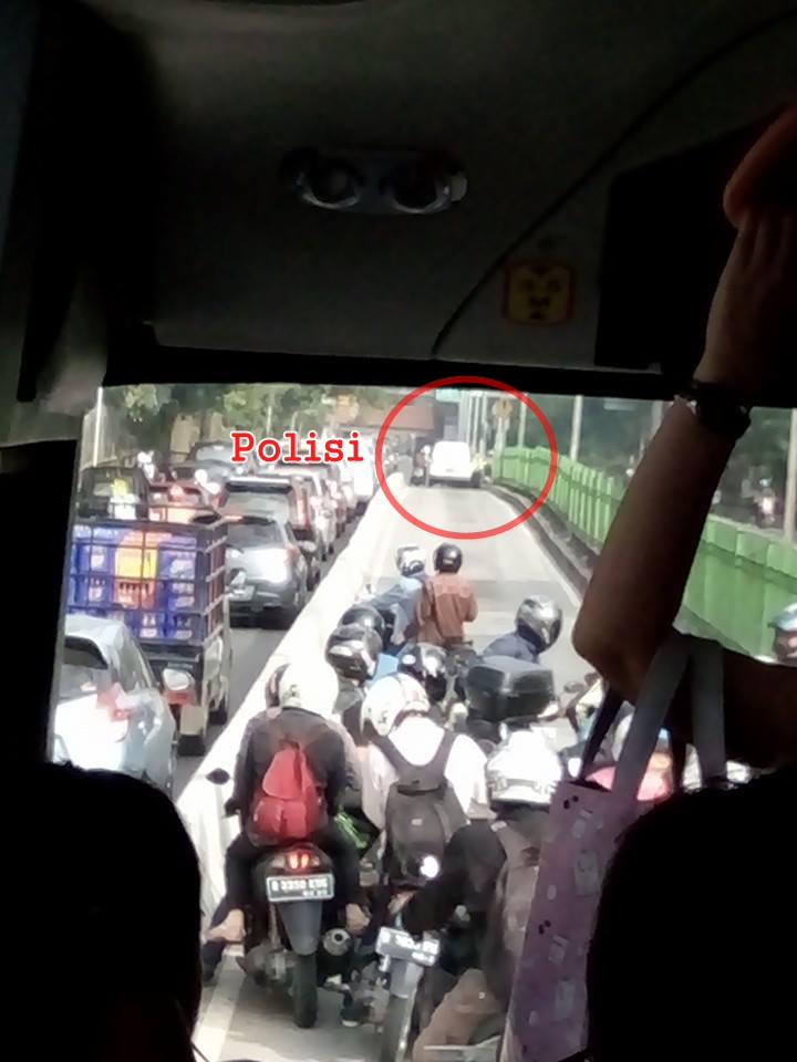 kejebak antara Busway dan Polisi © 2016 brilio.net
