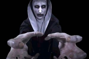 10 Foto bukti kalau pemeran iblis Valak ternyata aslinya cantik banget