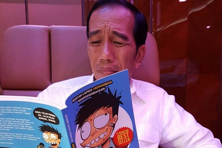Di sela-sela perjalanan dinas, Jokowi tampak asyik baca komik Si Juki