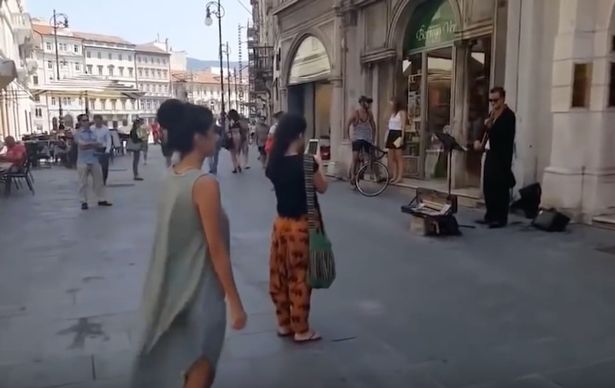 Seorang ayah meminta anaknya yang pemalu menari, aksinya bikin kagum!