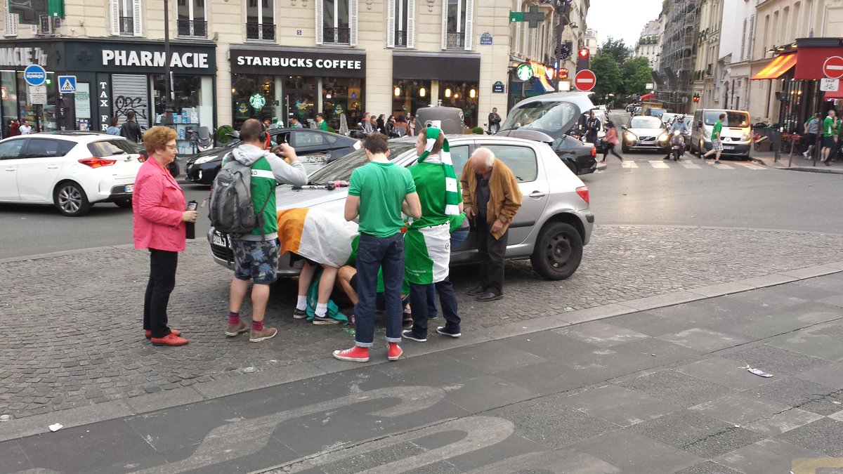 Sikap fans Irlandia tolong pengemudi tua di Prancis ini tuai pujian
