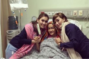 Jupe sakit, rekan sesama artis bergantian jenguk, cepat sembuh ya! 