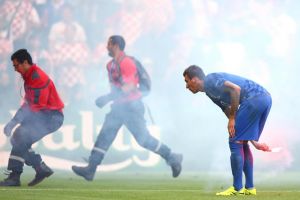 UEFA mengaku 'tak berdaya' cegah supporter bawa flare ke stadion