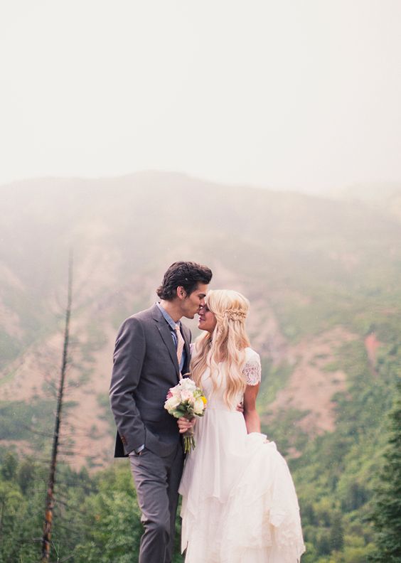 20 Foto romantis pernikahan di alam bebas, bikin pengen menirunya