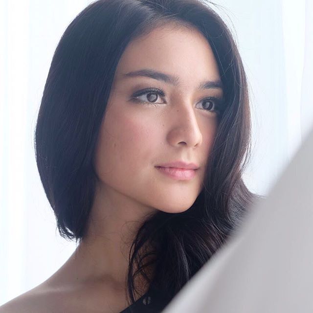 Sederet artis cantik ini jatuh ke pelukan para pilot, duh bikin iri ! 