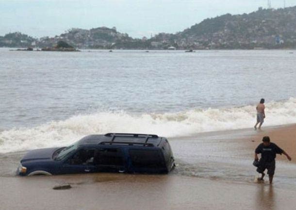 25 Pose gokil di pantai © 2016 brilio.net 25 Pose gokil di pantai © 2016 brilio.net