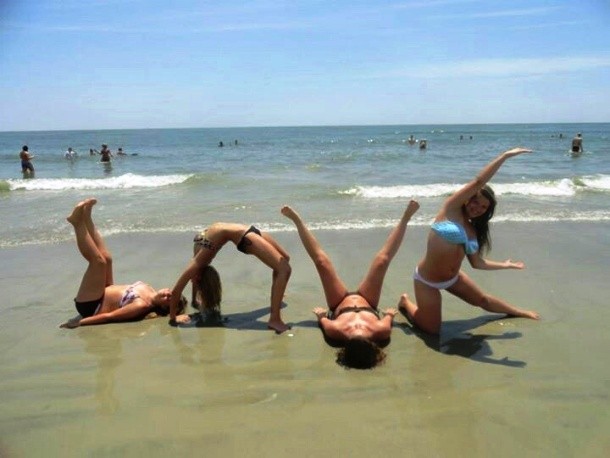 25 Pose gokil di pantai © 2016 brilio.net 25 Pose gokil di pantai © 2016 brilio.net