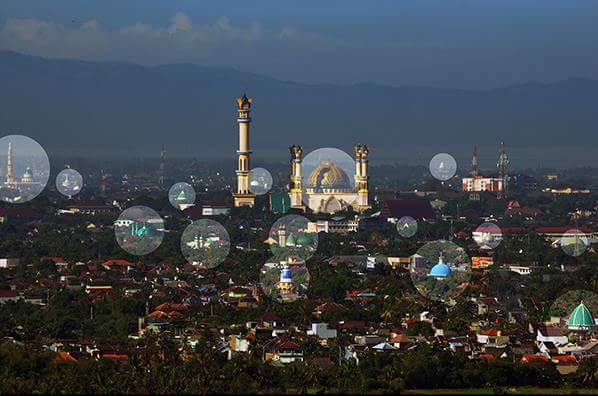 Coba tebak, ada berapa masjid di foto Kota Lombok ini?