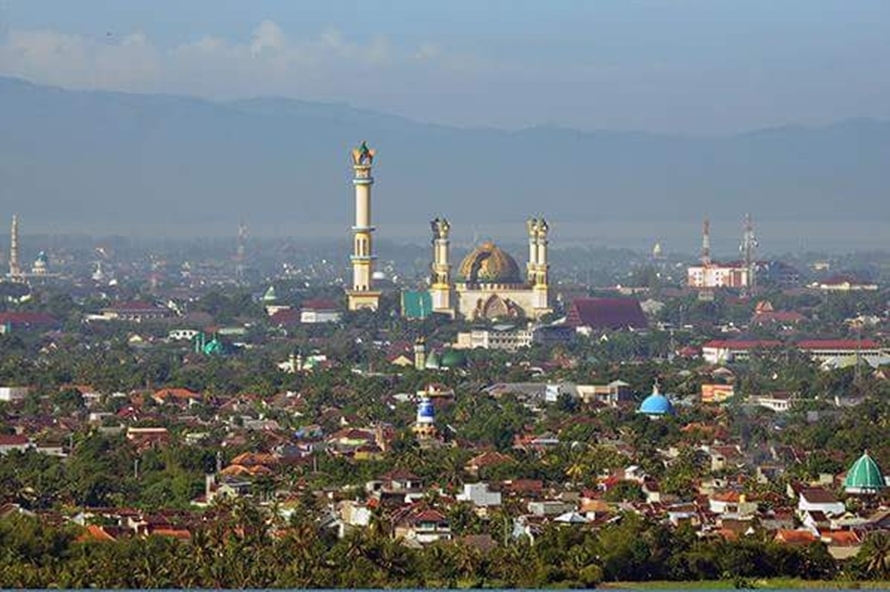 Coba tebak, ada berapa masjid di foto Kota Lombok ini?