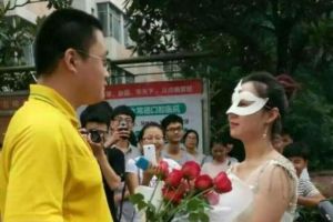 Pakai gaun pengantin di kampus, profesor ini lamar mahasiswanya