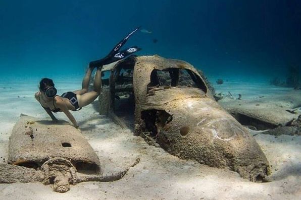 14 Foto bangkai pesawat PD II yang terendam dalam air, bikin melongo