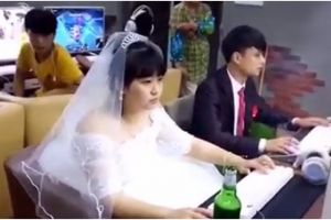 Pengantin baru ini gelar malam pertama di warnet sambil main game