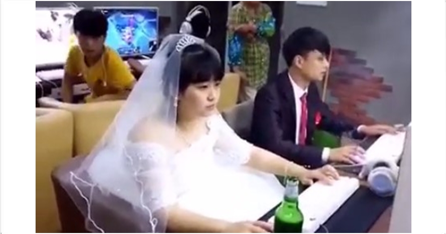 Pengantin baru ini gelar malam pertama di warnet sambil main game