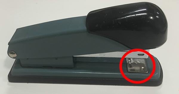 Ini fungsi pelat logam kecil bagian bawah stapler, jadi tahu kan?
