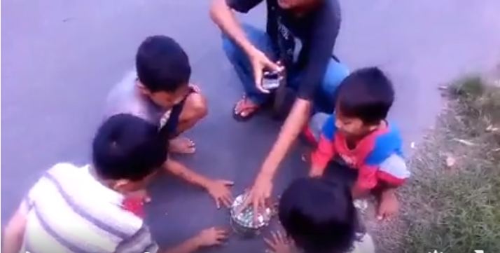 Berebut uang dalam kaleng, yang didapat anak-anak ini bikin ketawa