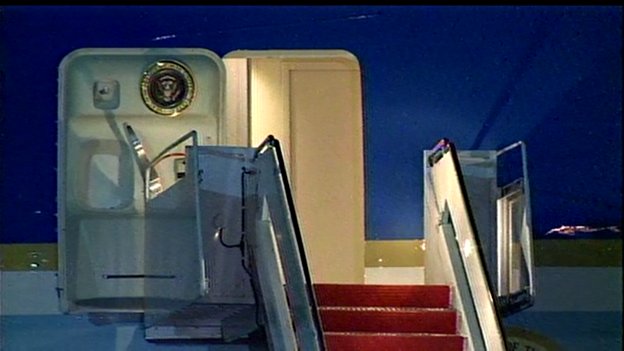 Pesawat sudah mendarat 20 menit, Obama belum juga turun, dibajak?