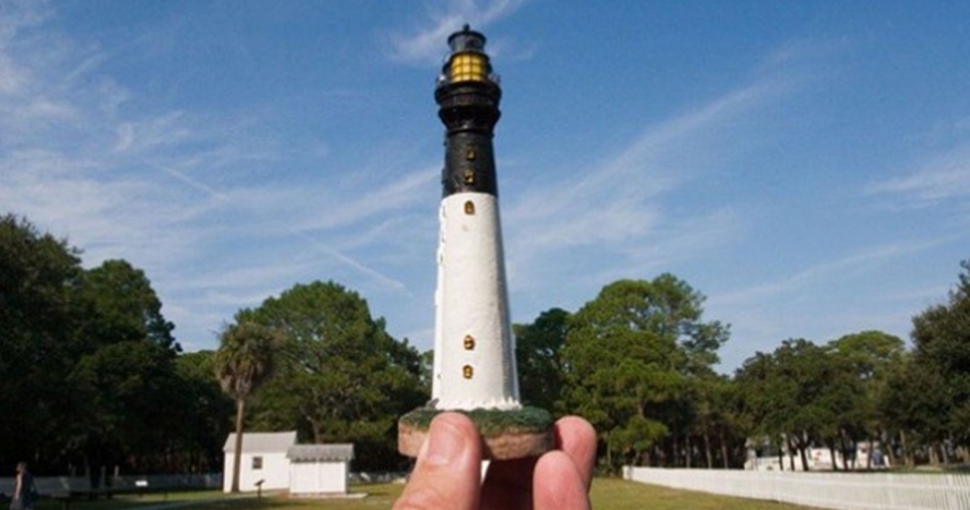 Traveler ini memotret objek asli dari miniatur suvenir wisata dunia