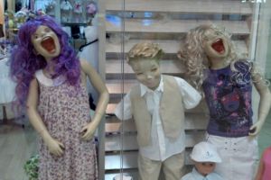 20 Bentuk manekin ini gagal, bikin kamu mikir ulang buat beli bajunya