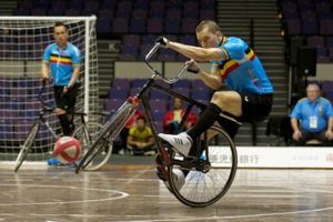 9 Olahraga unik ini beneran ada di dunia, ada sepak bola sepeda!