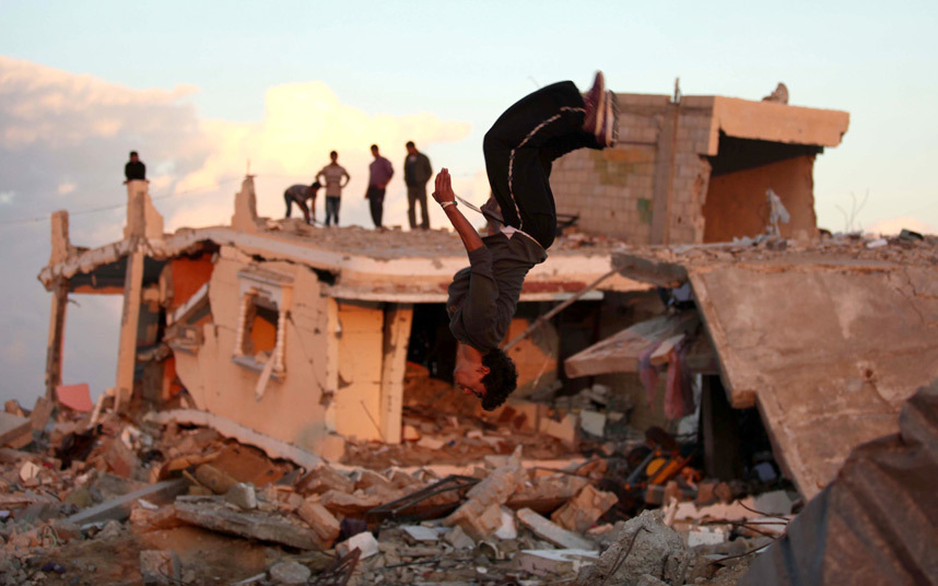 10 Potret hebatnya pemuda Palestina parkour di reruntuhan bangunan