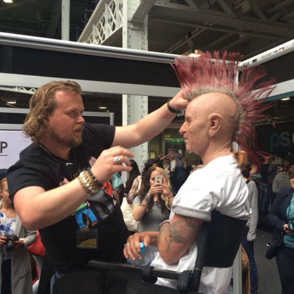 makeup lelaki tua bergaya punk © 2016 brilio.net makeup lelaki tua bergaya punk © 2016 brilio.net