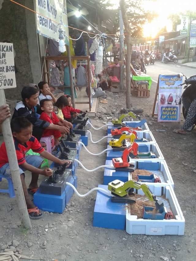 mainan eskavator mini dari Kudus © 2016 brilio.net mainan eskavator mini dari Kudus © 2016 brilio.net