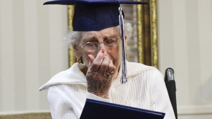 Nenek ini dapat ijazah SMA saat usia 97 tahun, alasannya bikin terharu