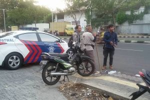 Kakek ini sendirian & cuma bawa tongkat usir balap liar di Semarang
