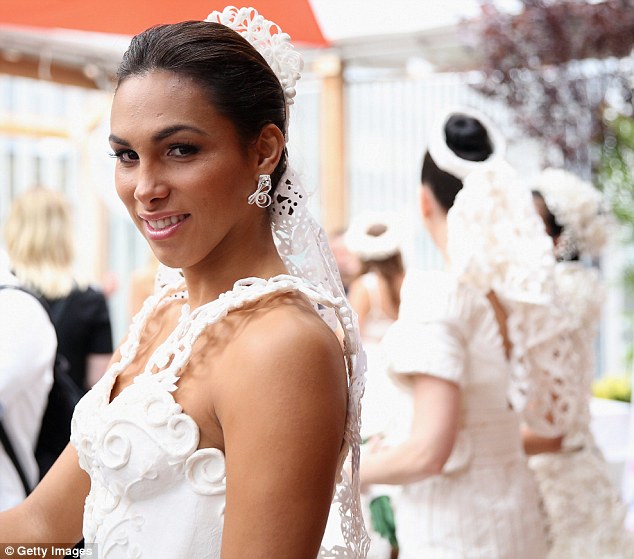 gaun pengantin tisu toilet © 2016 brilio.net