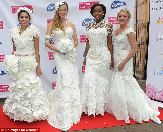 gaun pengantin tisu toilet © 2016 brilio.net