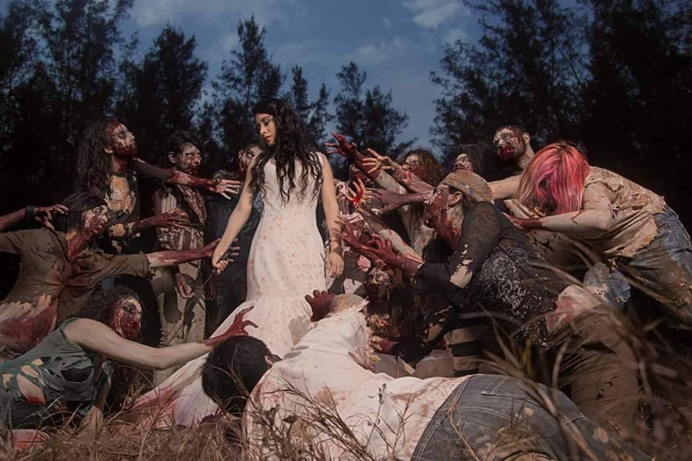 12 Foto prewedding bertema zombie ini unik banget, kamu tertarik coba?