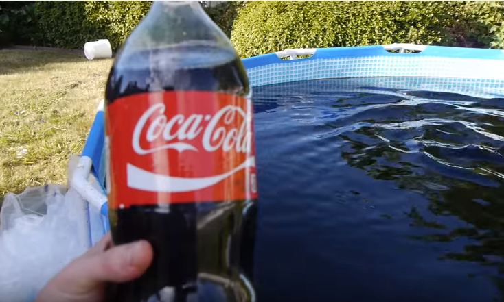 Gila, pria ini berenang dengan 1.500 botol Coca Cola & seember Mentos!