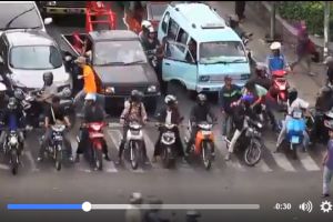 Zebra cross ditempati pemotor, cara 2 orang ini menyeberang jalan unik