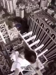 selfie Rooftopping © 2016 brilio.net