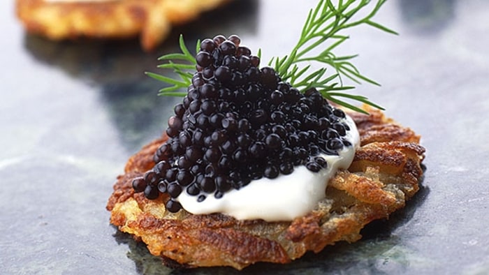 Coba cicipi kaviar, makanan mewah ini diburu artis & konglomerat lho!