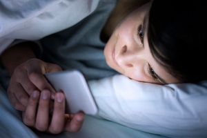 Bermain handphone di ruangan gelap bisa bikin kamu buta, ngeri!