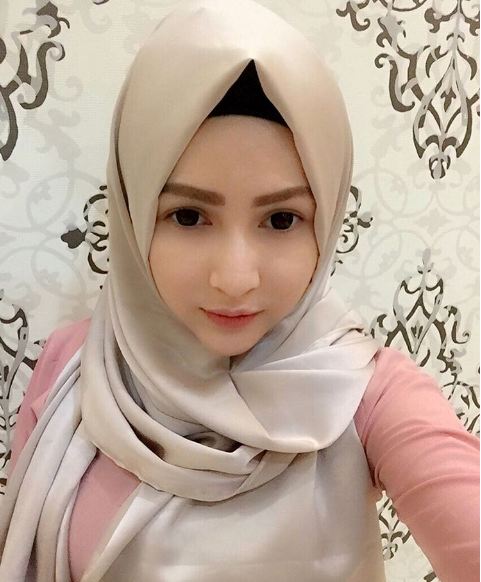 winnie putri lubis kini rajin berhijab © 2016 brilio.net winnie putri lubis kini rajin berhijab © 2016 brilio.net