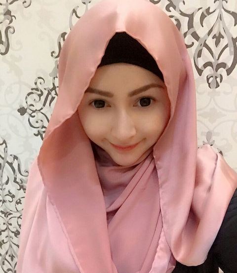 winnie putri lubis kini rajin berhijab © 2016 brilio.net winnie putri lubis kini rajin berhijab © 2016 brilio.net