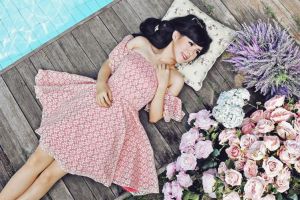 Punya 3 anak, gaya busana Julie istri Joe Taslim ini seperti ABG!