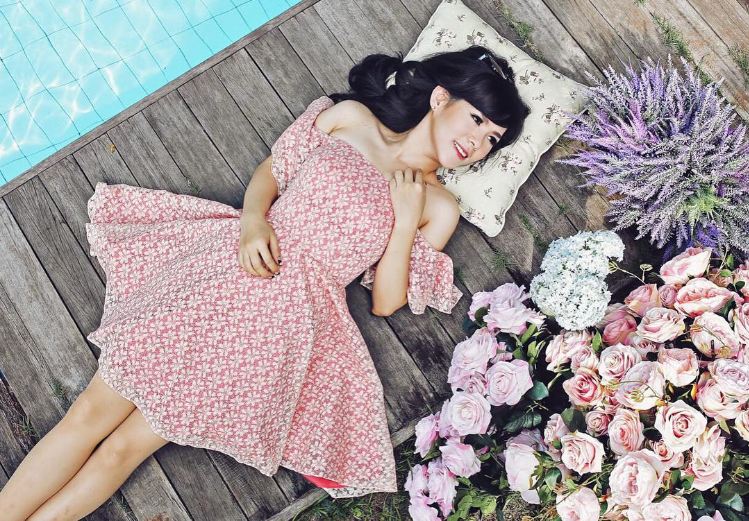 Punya 3 anak, gaya busana Julie istri Joe Taslim ini seperti ABG!