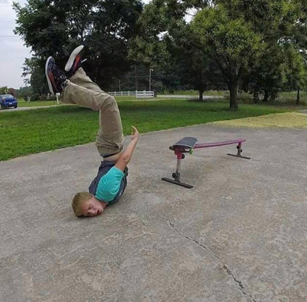 skateboarder gagal melakukan trik © 2016 brilio.net skateboarder gagal melakukan trik © 2016 brilio.net