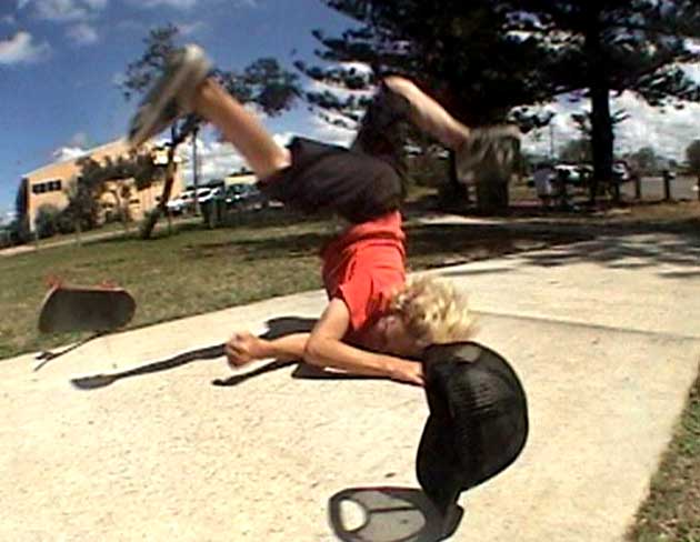 skateboarder gagal melakukan trik © 2016 brilio.net skateboarder gagal melakukan trik © 2016 brilio.net