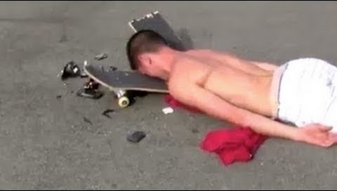 skateboarder gagal melakukan trik © 2016 brilio.net skateboarder gagal melakukan trik © 2016 brilio.net