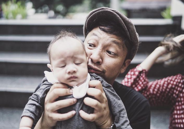 10 Foto tunjukkan keharmonisan keluarga Agus Ringgo, bikin jomblo iri!