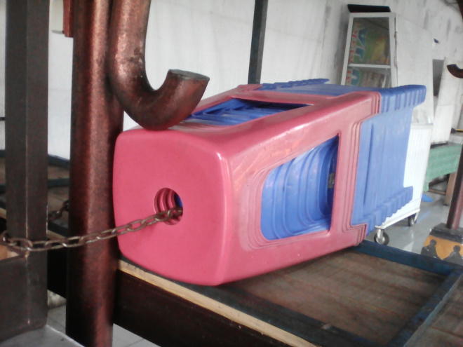 fungsi lubang yang ada pada kursi plastik © 2016 brilio.net