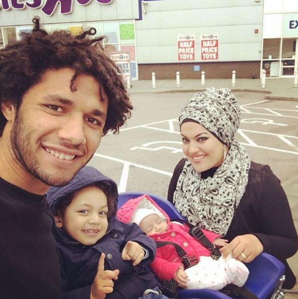 Tidak tampil seksi, WAGs pemain Arsenal ini justru berhijab!